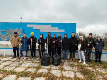 Волонтёрская акция по уборке территории памятника