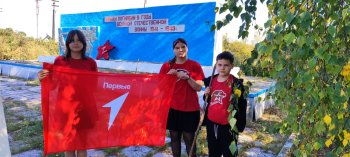 Уборка территории возле Памятника погибшим воинам